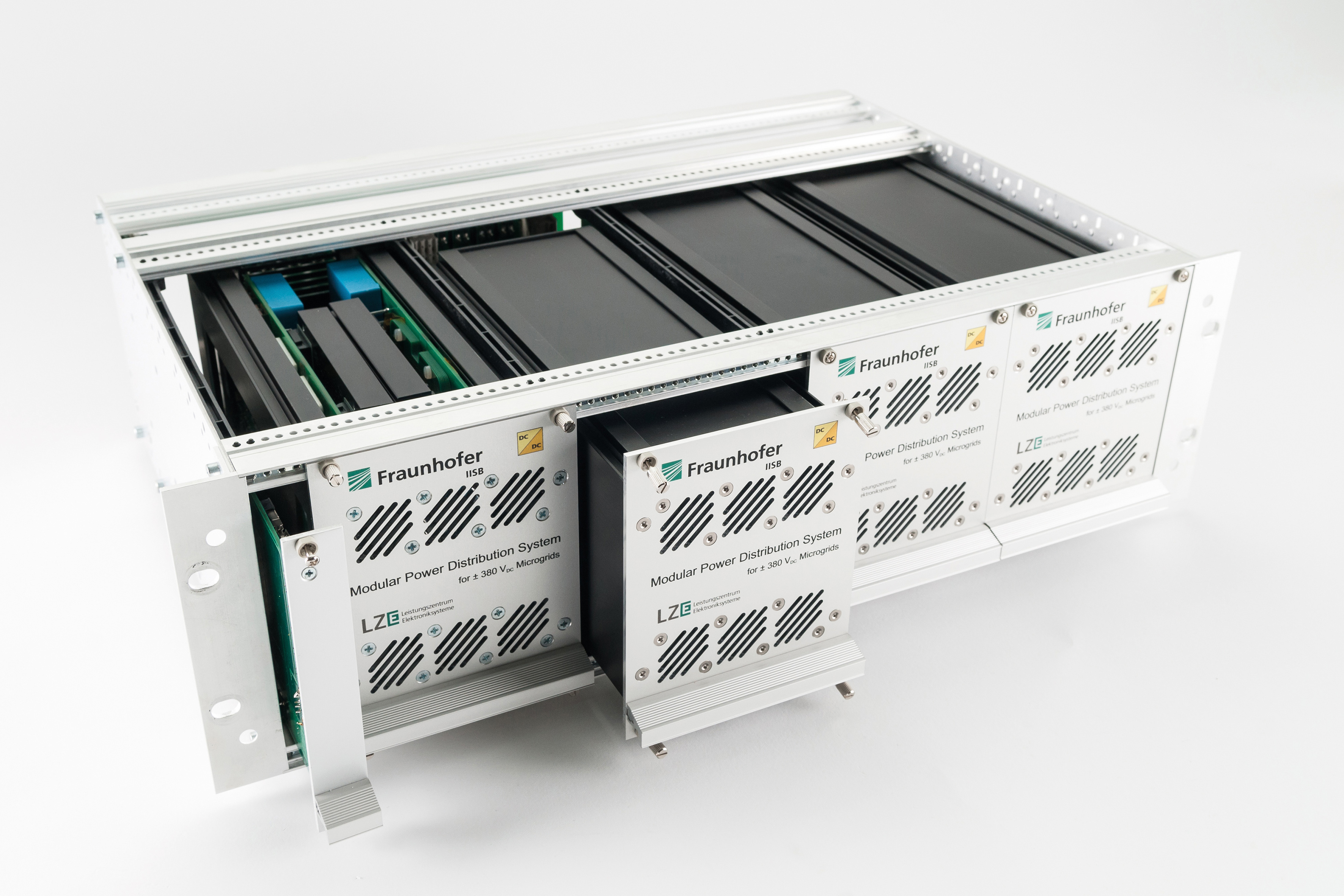 PressFoto FraunhoferIISB Modular Power Distribution System MPDS 30cm 300dpi